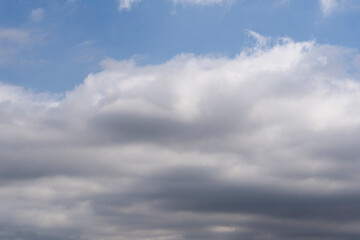 Tranquilidad en el Cielo: Fondo Azul y Nubes Algodonosas