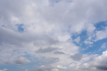 Cielo Puro: Azul Intenso y Nubes Blancas