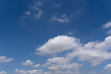 Escenario de Paz: Nubes Blancas en un Cielo Azul