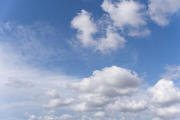 Obraz premium Cielo Azul Brillante con Nubes Blancas y Esponjosas