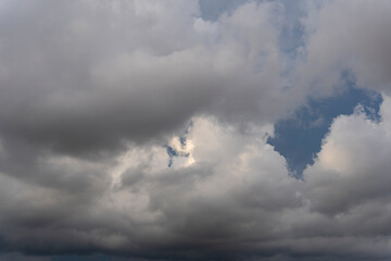 Impresionante Tormenta con Nubes Oscuras en el Horizonte