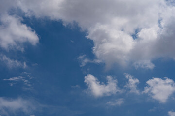Día Claro: Cielo Azul y Nubes Blancas