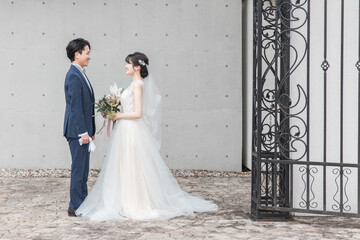 ブーケを持って見つめ合う新郎新婦(ウェディング・ブライダル・夫婦)
