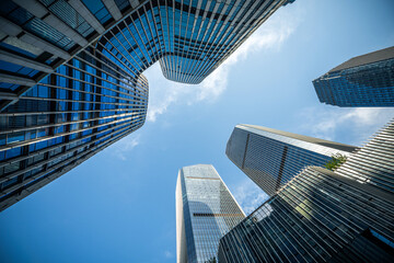 Fototapeta premium Stunning Skyscraper View: Captivating Urban Architecture Against the Sky