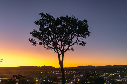 P&ocirc;r do sol na cidade de Alto Paraiso de Goi&aacute;s, regi&atilde;o da Chapada dos Veadeiros, Estado de Goi&aacute;s, Brasil