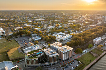 Obraz premium Savannah, Georgia. American architecture with illuminated streets and historical buildings