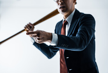 バットを握る男性