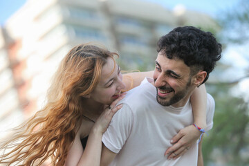 Obraz premium young cheerful couple having fun at the park on summer day
