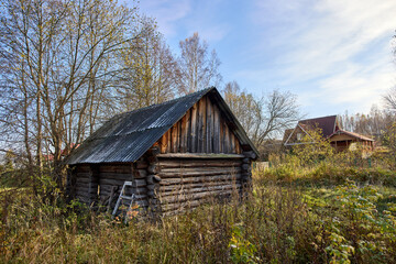 Obraz premium Abandoned Russian Bathhouse: A Glimpse of the Past