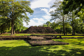 Sri Thep, an ancient city on the Southeast Asian network, demonstrates the wisdom of selecting a location that serves as a link between cultural diffusion and trade within and between regions.