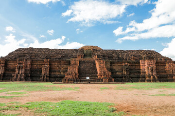 Sri Thep, an ancient city on the Southeast Asian network, demonstrates the wisdom of selecting a location that serves as a link between cultural diffusion and trade within and between regions.