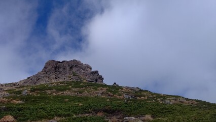 早池峰山の登りから見る雲湧く岩場