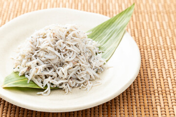 テーブルに釜揚げしらす