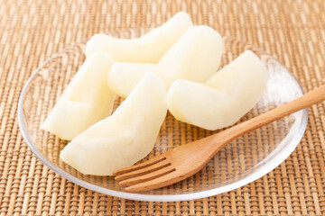 テーブルにみずみずしい梨