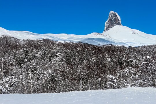 Cerro Pantojo, estratovulc&atilde;o bas&aacute;ltico na fronteira da Argentina e do Chile. 