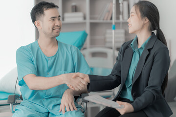 Obraz premium Arab doctor and patient talking about something while sitting at table Medical and healthcare concept in hospital, physical therapy, medical therapy and health concept.