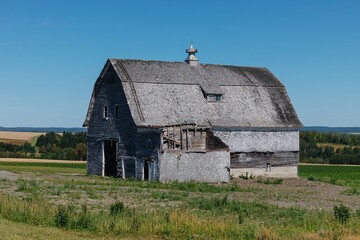 Obraz premium Old abandoned ruined barn in the countryside. Van Buren, Maine, United States.