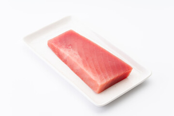 お皿に載ったメバチマグロの中トロの柵