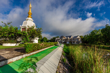 Obraz premium The background of an important tourist attraction in Khon Kaen Province (Wat Thung Setthi) is a large pagoda in the middle of a swamp, tourists always come to see the beauty in Thailand