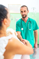 Obraz premium Veterinarian comforting dog owner in clinic