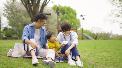 公園でピクニックする家族	
