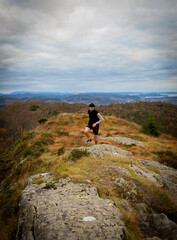 Obraz premium Man running towards the camera in the mountail