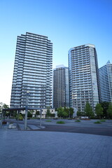 横浜みなとみらいにある高いビジネスビルや居住施設のある都市風景