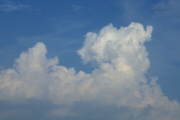 川崎から見る東京湾にできた夏に成長する積乱雲