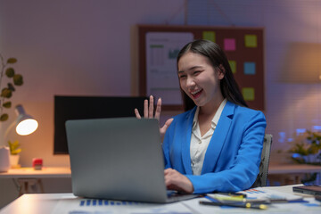 Asian businesswoman working on laptop online communicating Financial contact information with customers, planning, business success in the office modern online business ideas.