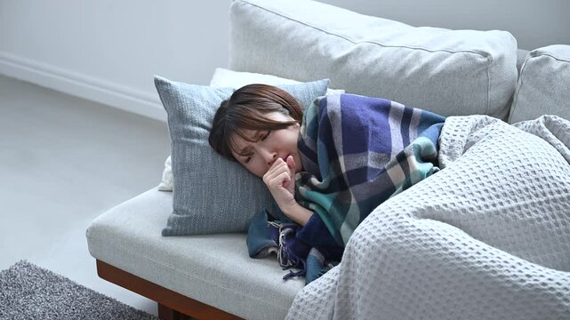 風邪で具合が悪すぎて寝込んでしまう女性の俯瞰　咳込む動画
