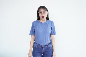 Obraz premium beautiful Asian woman expresses a shoutout, her mouth open wide in excitement against a white background