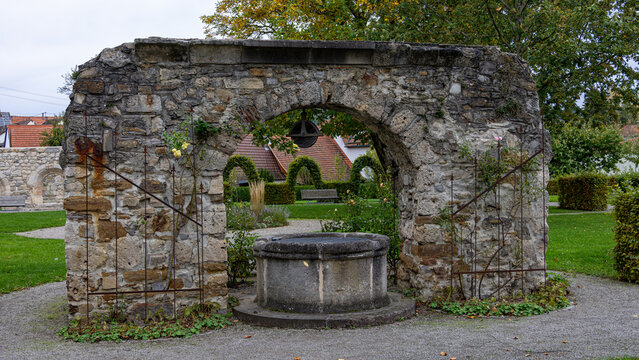 Tor, Steinbogen im Klostergarten des Kloster Stetten bei Hechingen im Zollernalbkreis auf der Schw&auml;bischen Alb