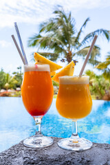 Cocktails au bord de la piscine 