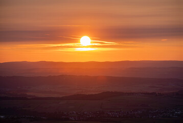 Blick vom Zellerhorn zur Burg Hohenzollern beim Sonnenuntergang im Zollernalb Kreis auf der Schwäbischen Alb