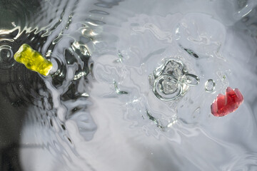wasser eintauchen fruchtgummi von unten