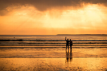 Fototapeta premium Couple au coucher de soleil