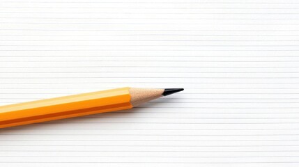 Naklejka premium A close-up of a sharpened yellow pencil resting on lined paper showcasing a simple yet effective writing tool ready for creativity.