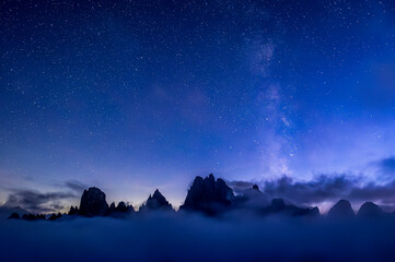 Fototapeta premium voix lactée sur les Dolomites ( IA réduction du bruit )