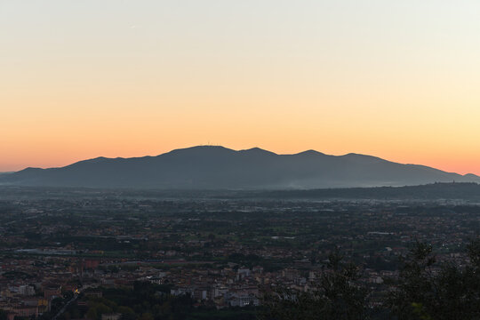 Vista del parco Pineta di Montecatini Terme durante una bella e serena giornata autunnale con cielo azzurro e senza nuvole sull'orizzonte.