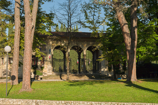 Vista del parco Pineta di Montecatini Terme durante una bella e serena giornata autunnale con cielo azzurro e senza nuvole sull'orizzonte.