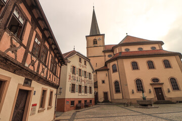 Fototapeta premium Historischer Stadtkern von Bad Kissingen; Marktplatz mit Bücherei und Jakobuskirche