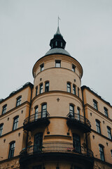 Naklejka premium Low angle of the a building against the sky