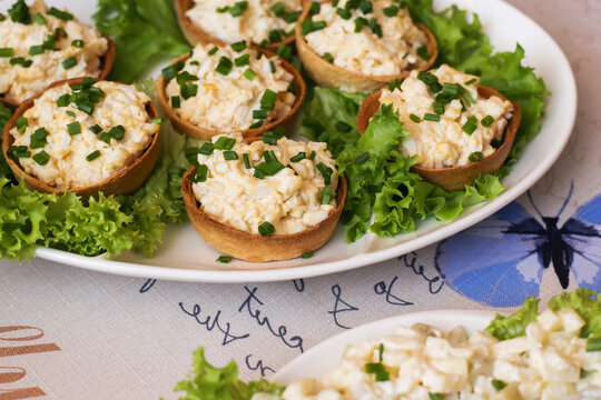 Egg paste cupcake. Egg spread tartlets. Boiles eggs with mayo on baked tarta cake sprinkled with chives onion spring. Salty party snack. Eggs salad on tartlet.