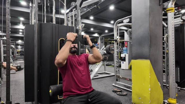  Man Performing Lat Pulldown for Back Muscle Strength in Gym,Training Back Muscles with Lat Pulldown Machine,Back Muscle Building,Bodybuilder Gym Training