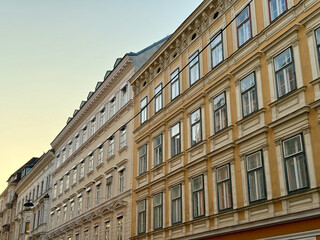 Schöne Altbaufassaden im Stadtteil Mariahilf im 6. Bezirk von Wien, Österreich