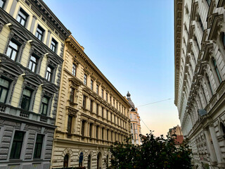 Fototapeta premium Schöne Altbaufassaden im Stadtteil Mariahilf im 6. Bezirk von Wien, Österreich