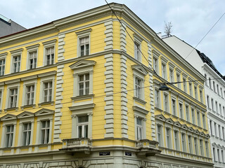 Sanierte Altbausfassaden im Karmeliterviertel im 2. Bezirk von Wien, Österreich