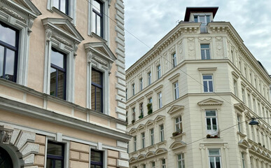 Fototapeta premium Sanierte Altbausfassaden im Karmeliterviertel im 2. Bezirk von Wien, Österreich