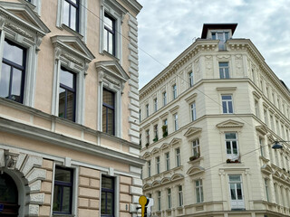 Sanierte Altbausfassaden im Karmeliterviertel im 2. Bezirk von Wien, Österreich