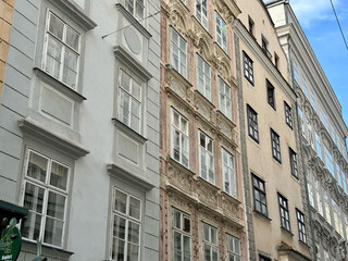 Fototapeta premium Prächtige Altbaufassaden in der Altstadt von Wien, Österreich 